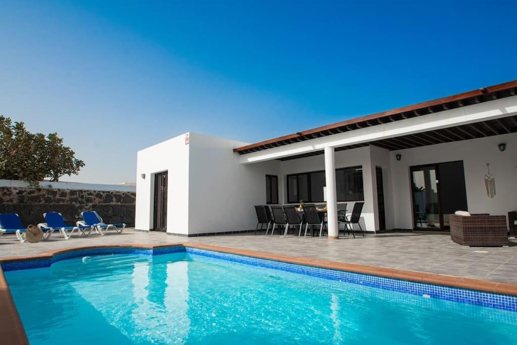 Casa Marlay Spacious, Heated Pool, Bbq & Fast Wi-Fi Only 15 Minutes Walk To Town Playa Blanca  Bagian luar foto