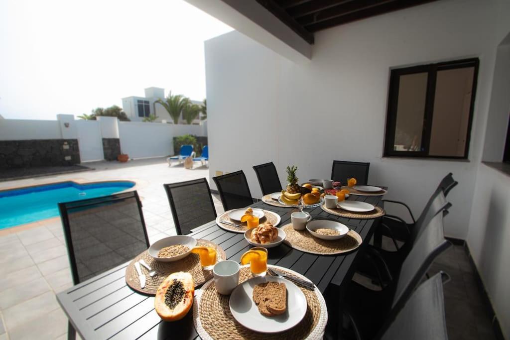 Casa Marlay Spacious, Heated Pool, Bbq & Fast Wi-Fi Only 15 Minutes Walk To Town Playa Blanca  Bagian luar foto